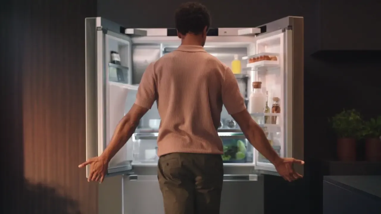 Frigorífico French Door Liebherr abierto en una cocina