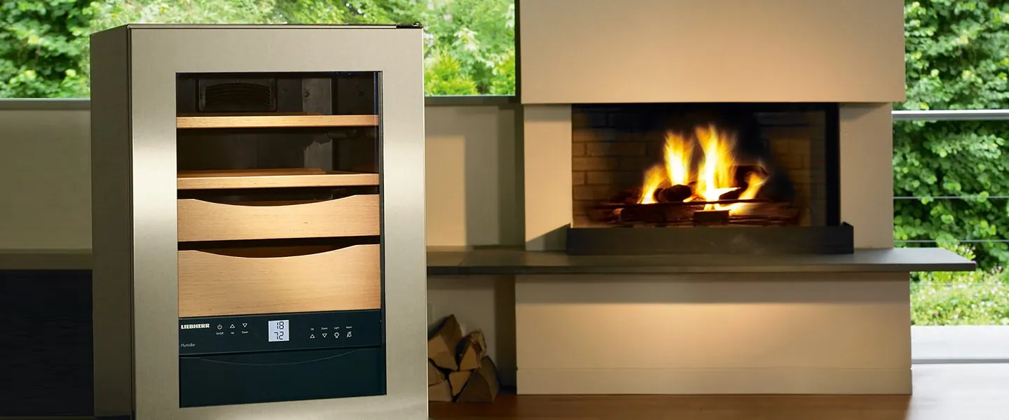 Humidor Liebherr junto a una chimenea